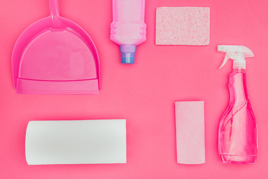 Ansicht von Reinigungsmitteln und Werkzeugen isoliert auf rosa - Foto, Bild