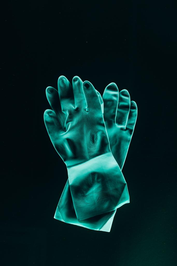 pohled shora tyrkysové ochranné gumové rukavice izolované na černém pozadí - Fotografie, Obrázek