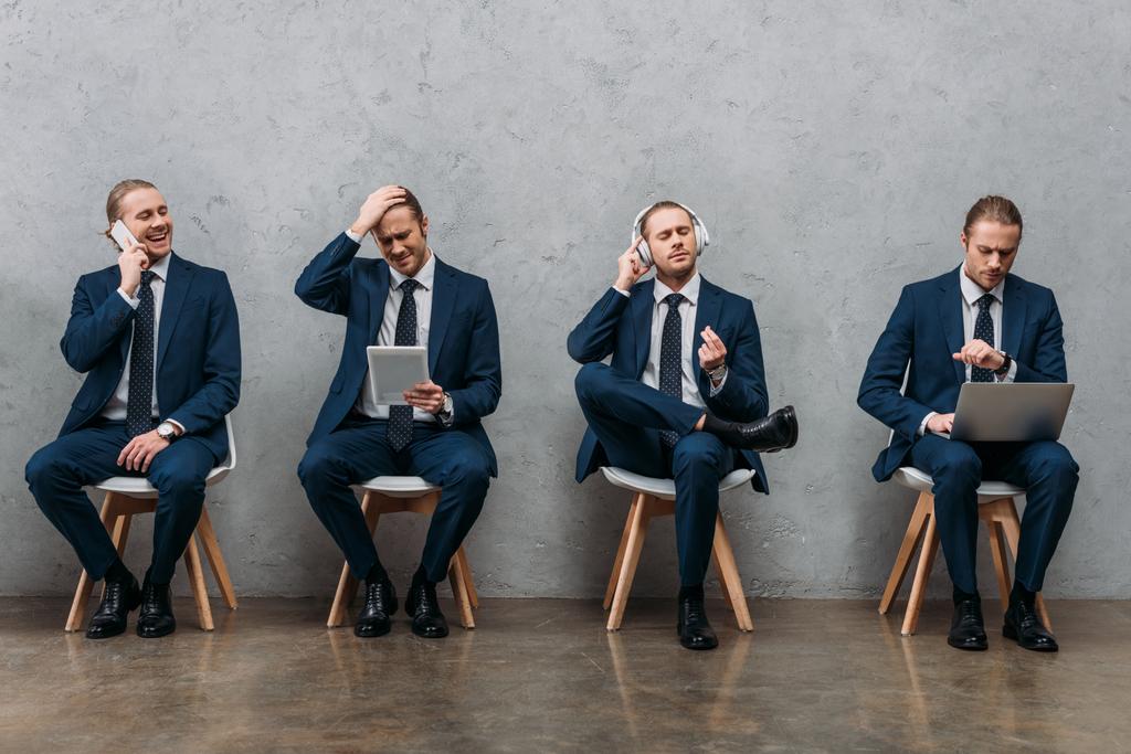 collage de jeune homme d'affaires cloné assis sur des chaises et utilisant des gadgets
 - Photo, image