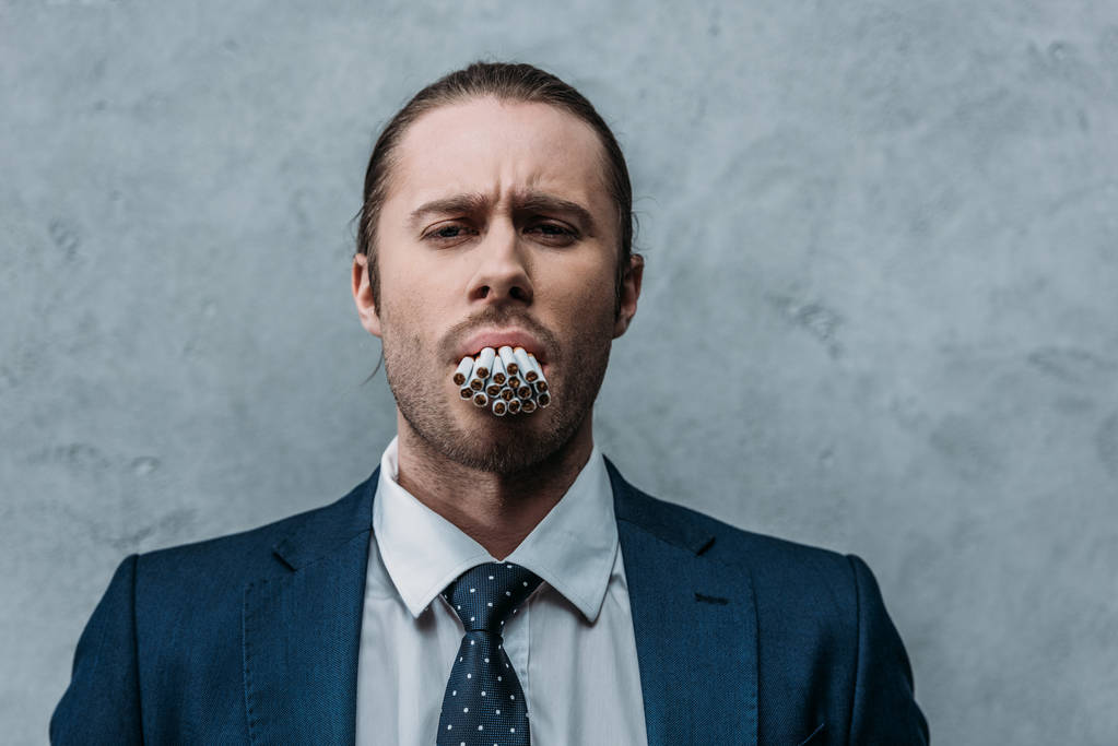Schnappschuss von Geschäftsmann mit Mund voller Zigaretten - Foto, Bild