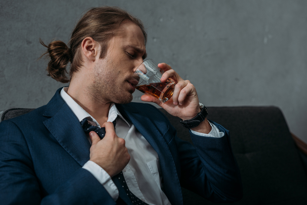 nuori alkoholista riippuvainen liikemies juo viskiä
 - Valokuva, kuva