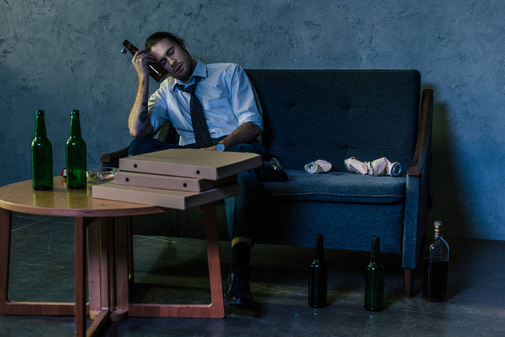 depresi alkohol závislý člověk pít pivo s pizzou na gauči po práci - Fotografie, Obrázek