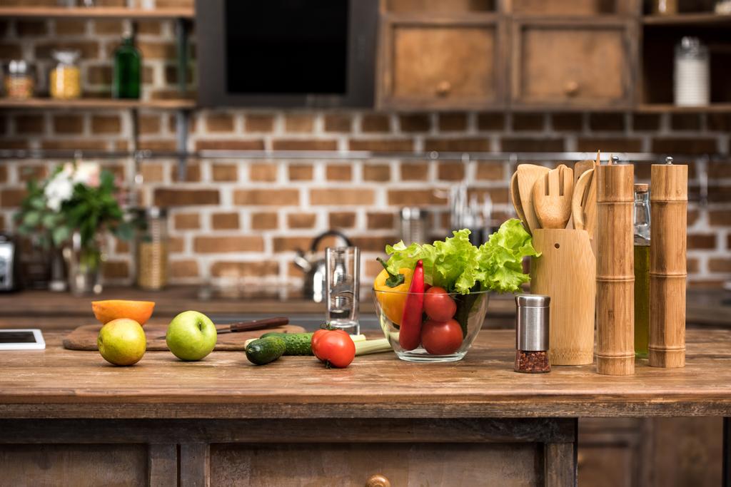φρέσκα οργανικά φρούτα και λαχανικά, ψηφιακό tablet και ξύλινα σκεύη κουζίνας στο τραπέζι - Φωτογραφία, εικόνα