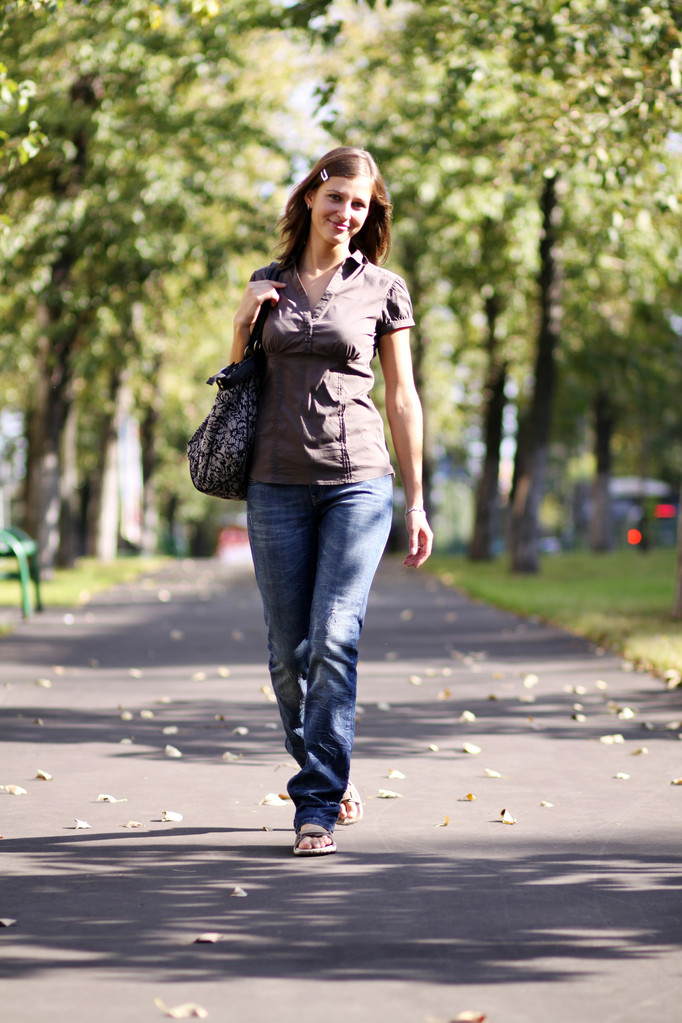 Sokakta yürüyen güzel genç bir kadın. - Fotoğraf, Görsel