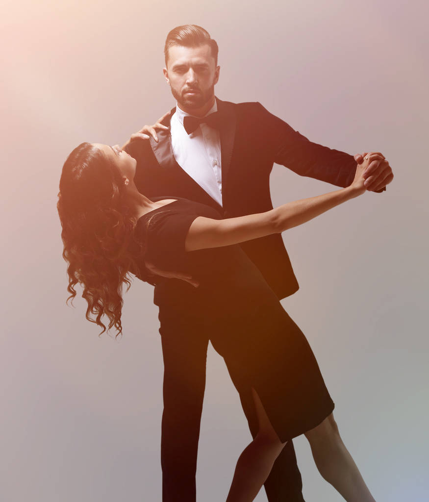 Jeune couple attrayant dansant en studio
. - Photo, image