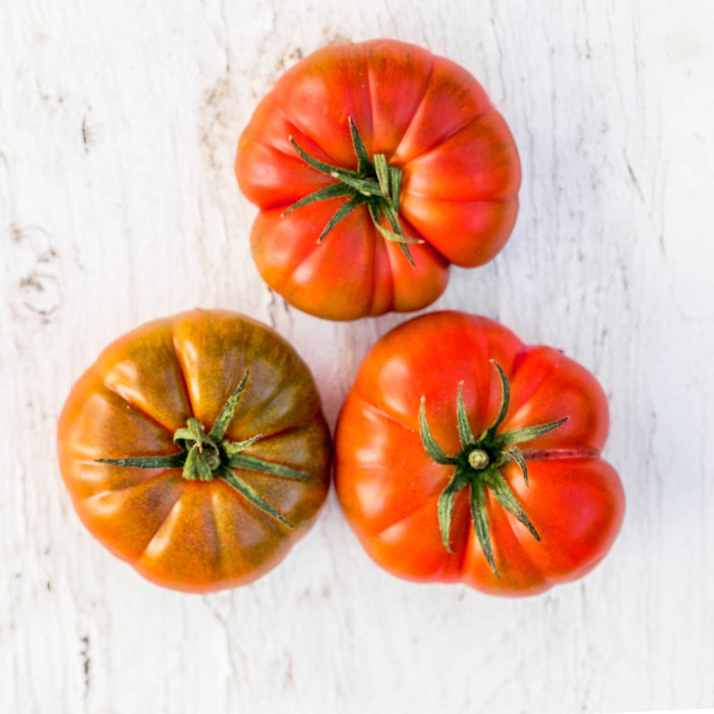 Nahaufnahme von frischen, reifen Tomaten auf weißem Holz-Hintergrund - Foto, Bild