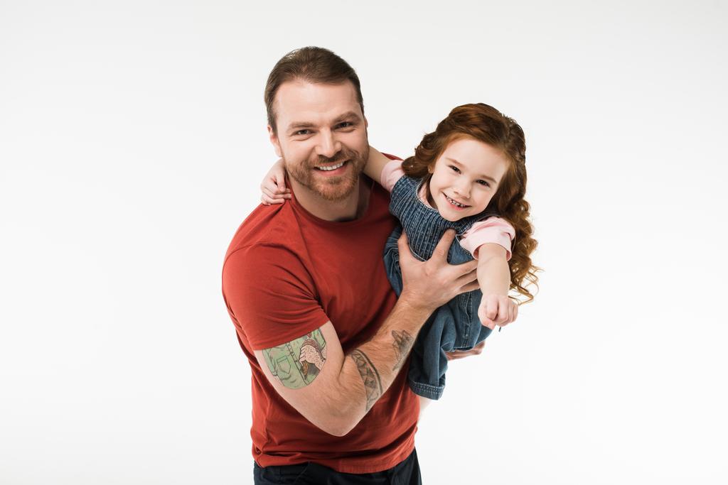 Père souriant tenant fille dans les mains isolées sur blanc
 - Photo, image