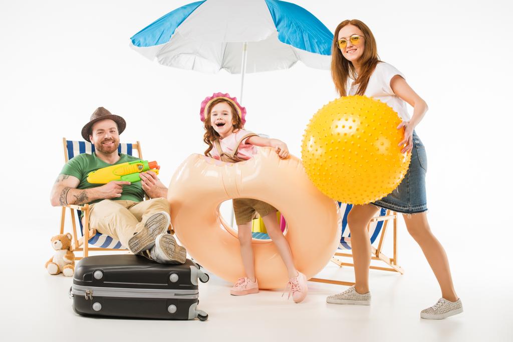 Семья с водяным пистолетом, флотационное кольцо и мяч изолированы на белом, концепция путешествия
 - Фото, изображение