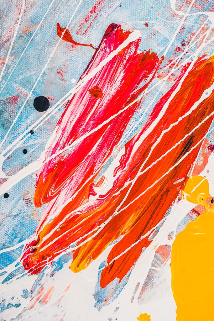 брызги масляной краски на абстрактном многоцветном фоне
  - Фото, изображение
