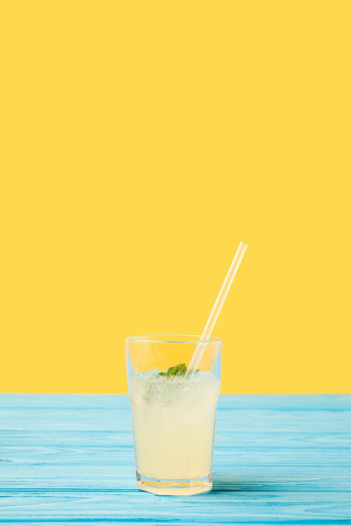 黄色のストローとガラスの新鮮な冷たい夏の飲み物 - 写真・画像