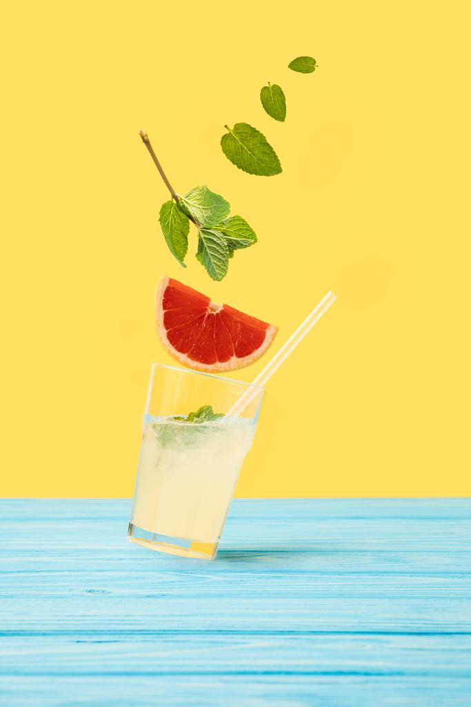 黄色の新鮮な冷たい夏のカクテル グラスの落下の成分 - 写真・画像