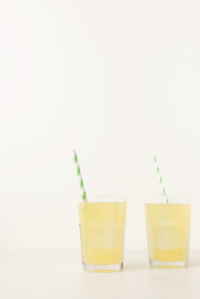 グレーの新鮮なトロピカル カクテル 2 杯のクローズ アップ ビュー - 写真・画像