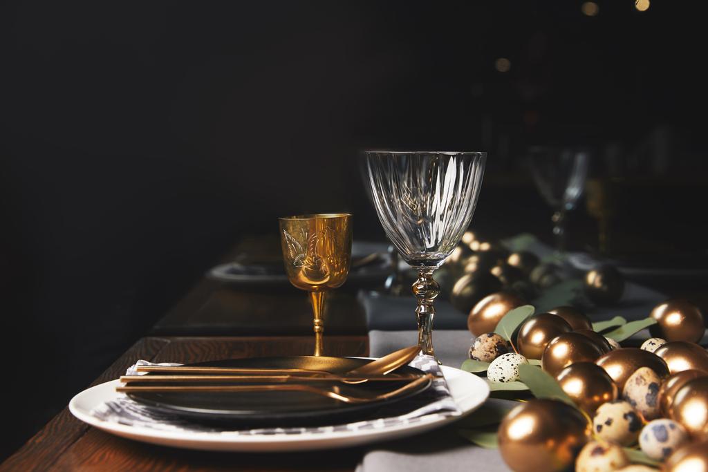 Gläser, Teller und Ostereier auf festlichem Tisch im Restaurant  - Foto, Bild