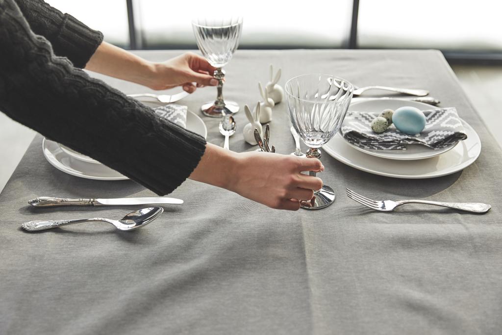 обрезанный образ официанта, обслуживающего пасхальный стол в ресторане
 - Фото, изображение