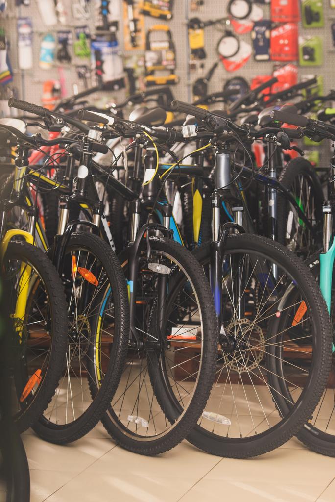 различные велосипеды отображаются в магазине велосипедов
 - Фото, изображение