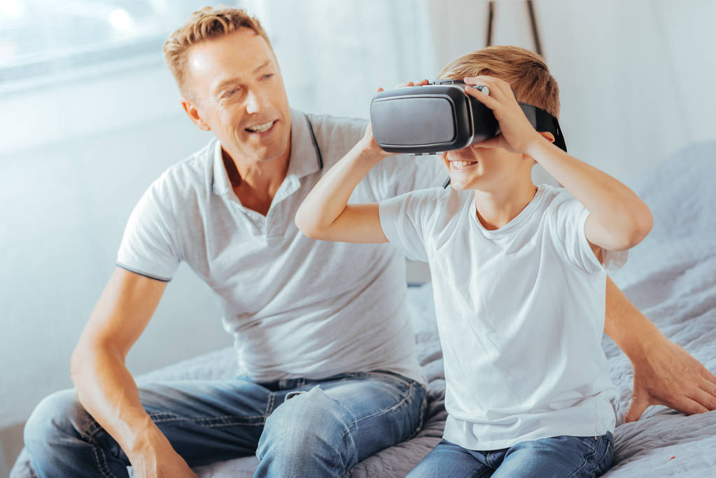 Boldog, boldog fiú virtuális valóság szemüveg - Fotó, kép