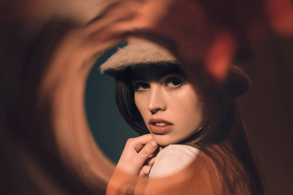 портрет модной молодой женщины в шляпе, смотрящей в камеру
 - Фото, изображение