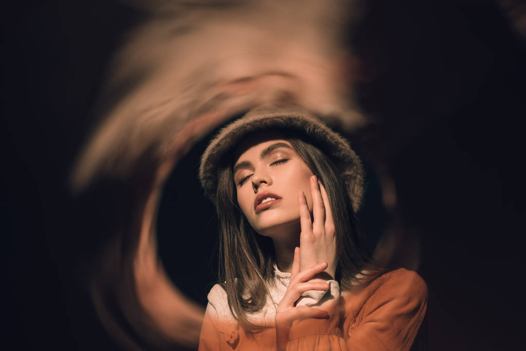 divatos nő kalapban csukott szemmel portréja - Fotó, kép