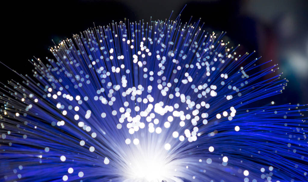 fibre optique légère, fils de fibre pour les communications Internet ultra rapides, fils légers minces qui déplacent l'information à haute vitesse
 - Photo, image