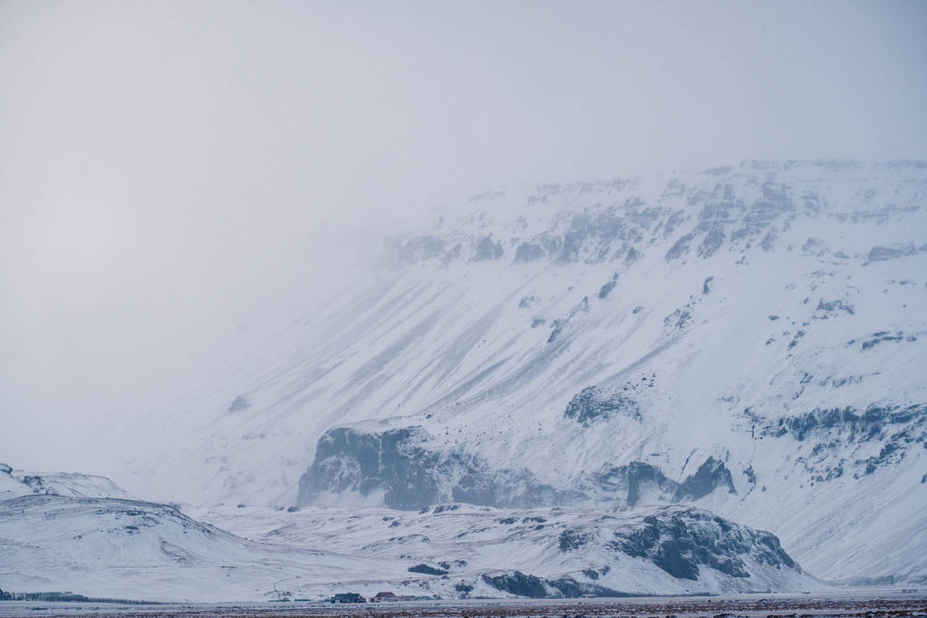 Paysage glaciaire dramatique avec montagnes enneigées
. - Photo, image