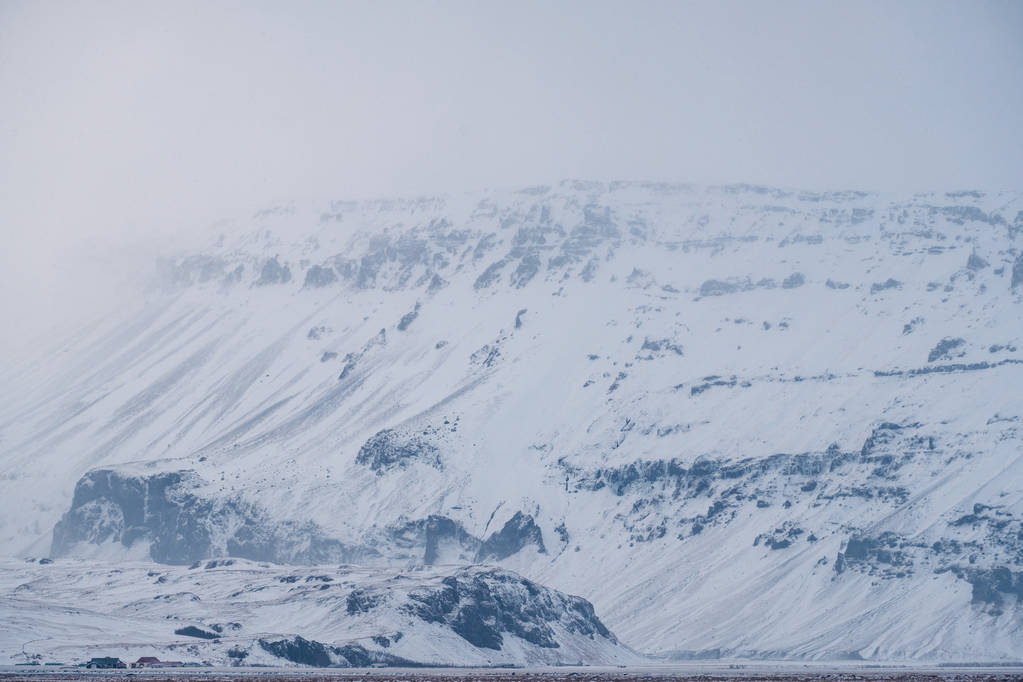 劇的なアイスランド風景雪に覆われた山. - 写真・画像