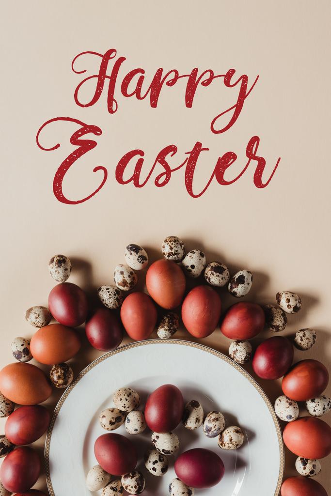 ylhäältä näkymä pääsiäismunia levyn ympärillä Happy Easter kirjoituksella
 - Valokuva, kuva