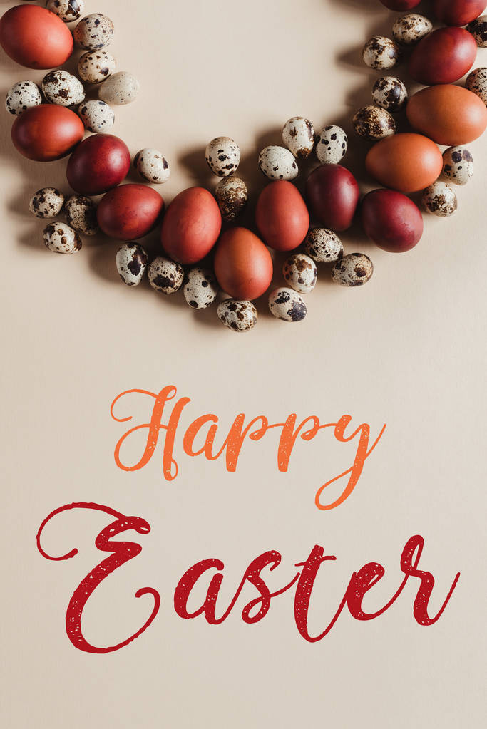 vista dall'alto della cornice circolare fatta di quaglie e uova di Pasqua di pollo con scritte Happy Easter
 - Foto, immagini