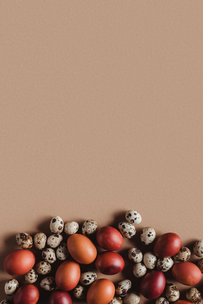 pohled shora na kuřata a křepelky velikonoční vejce na béžové pozadí s kopií prostor - Fotografie, Obrázek