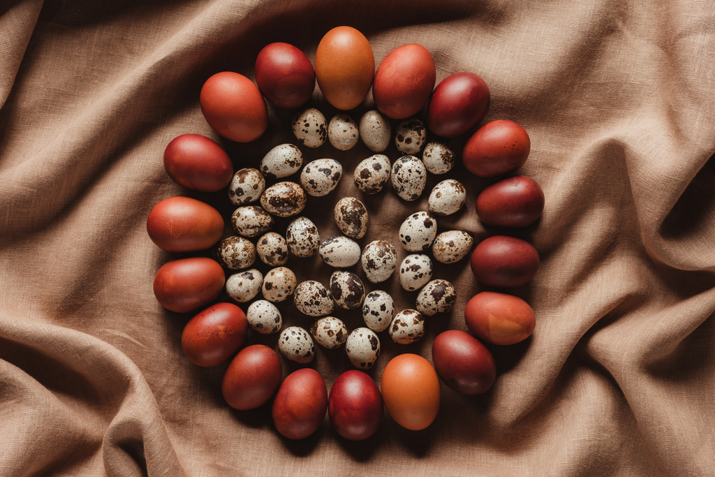 skład żywności Wielkanoc Jaja przepiórcze w kręgu kurczaka jaj na obrus lniany - Zdjęcie, obraz