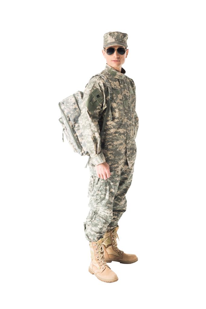 Leger soldaat dragen van uniform en zonnebril geïsoleerd op wit - Foto, afbeelding