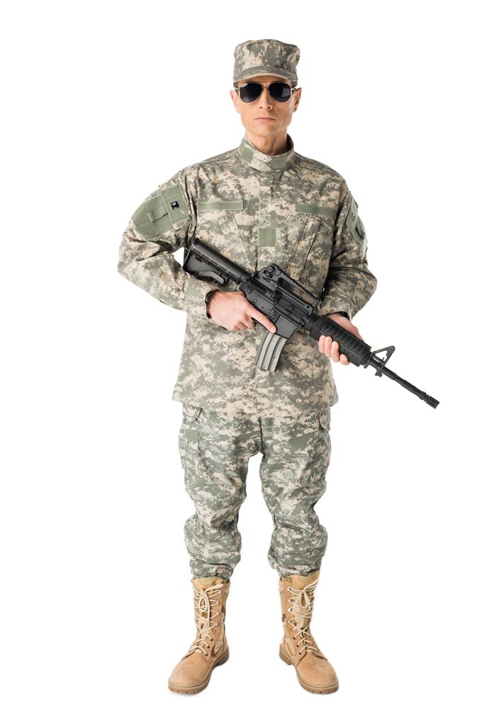 Στρατού στρατιώτης σε ενιαία κρατώντας όπλο που απομονώνονται σε λευκό - Φωτογραφία, εικόνα