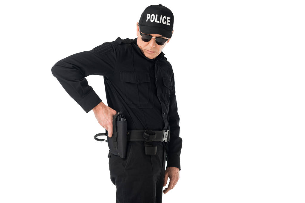 Αστυνομικός σε ομοιόμορφη βγάζει όπλο που απομονώνονται σε λευκό - Φωτογραφία, εικόνα