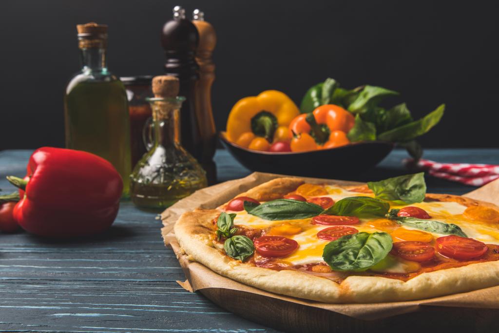 apetyczny pysznej pizzy z pomidorkami i bazylią - Zdjęcie, obraz