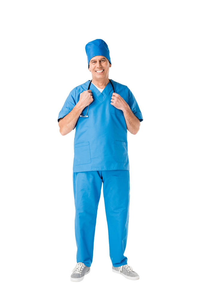 Sorridente medico maschio con stetoscopio isolato su bianco
 - Foto, immagini