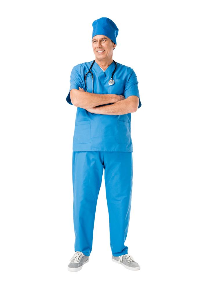 Médico varón sonriente con estetoscopio de pie con los brazos cruzados aislados en blanco
 - Foto, Imagen