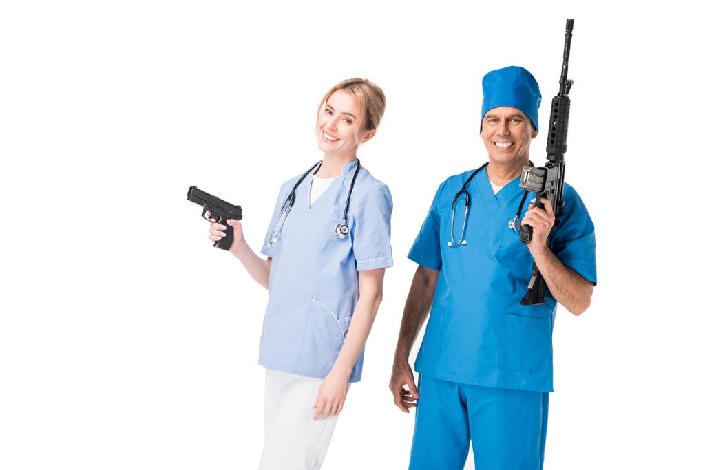 Krankenschwester und Arzt in Uniform mit Gewehren auf weißem Hintergrund - Foto, Bild