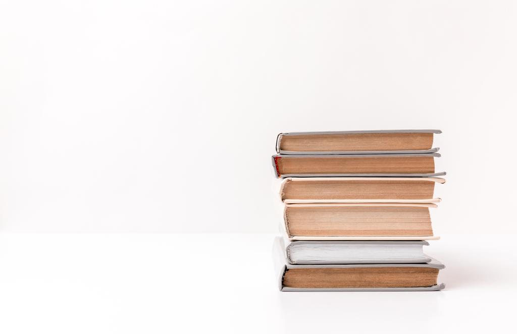 Pilha de livros diferentes isolados em branco
 - Foto, Imagem
