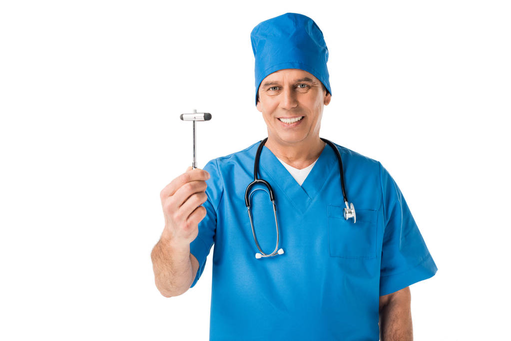 Chirurg in uniforme weergegeven: reflex hamer geïsoleerd op wit - Foto, afbeelding