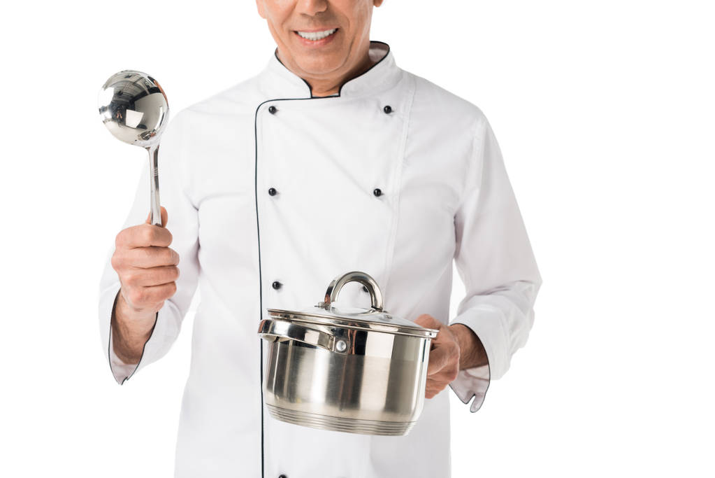 Γκρο πλαν θέα τηγάνι και κουτάλα στα χέρια του σεφ απομονωθεί σε λευκό - Φωτογραφία, εικόνα