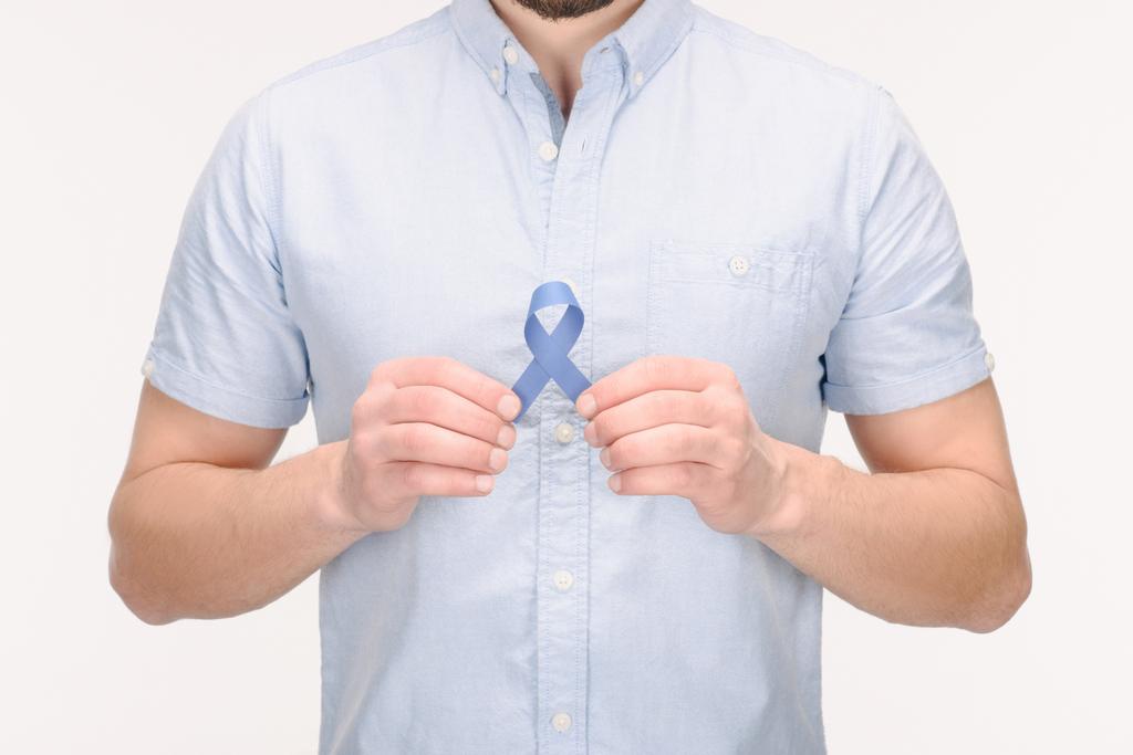 visão parcial do homem com fita de consciência azul isolado em branco, conceito de câncer de cólon
 - Foto, Imagem