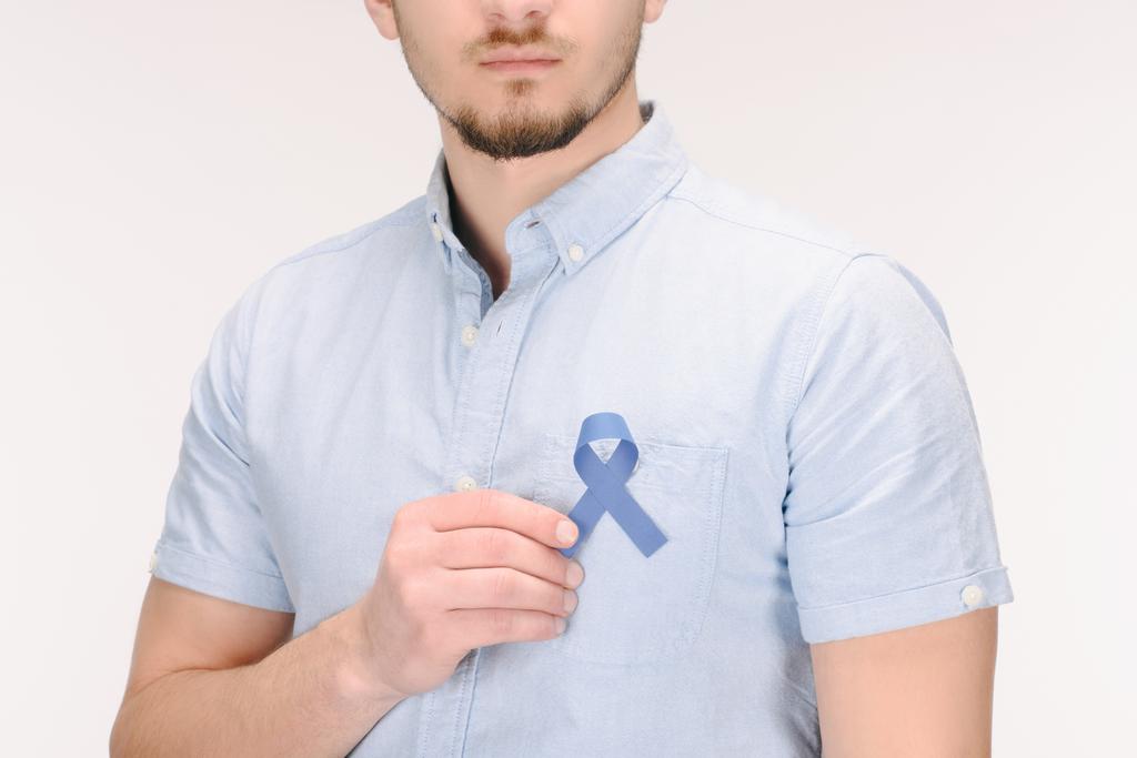 частичный взгляд человека с голубой лентой осознания, изолированной на концепции рака толстой кишки
 - Фото, изображение