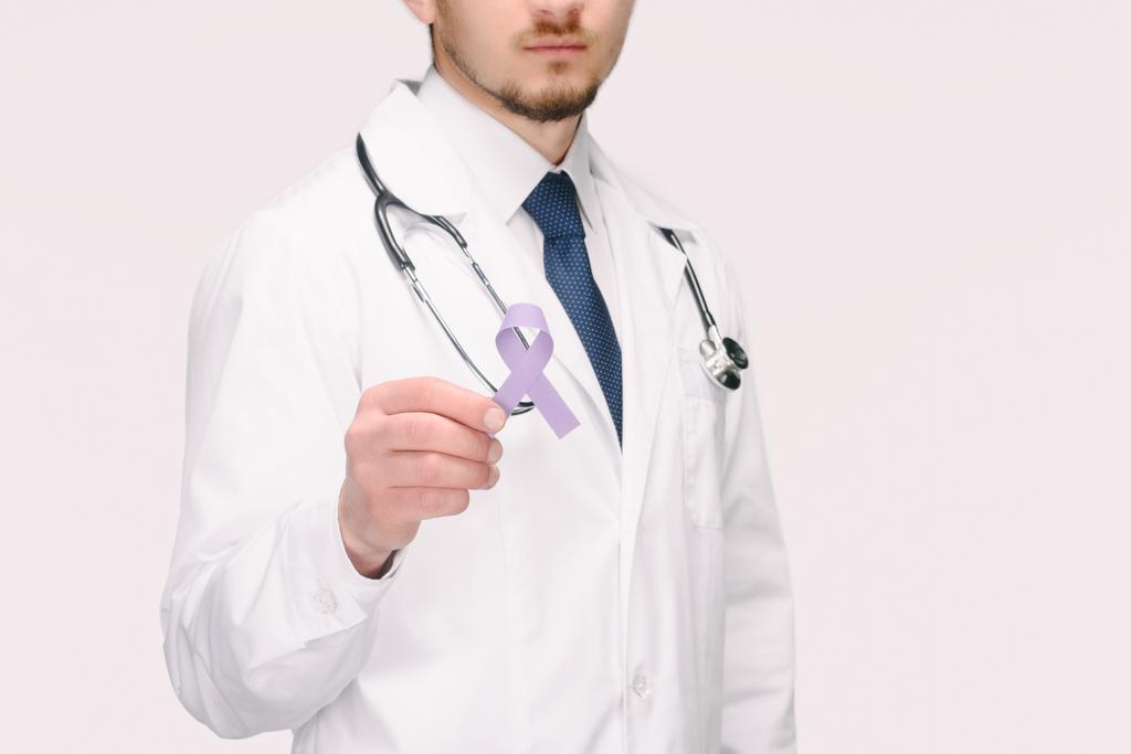 inyección recortada de médico con estetoscopio que muestra cinta de conciencia púrpura para la conciencia general del cáncer, conciencia del lupus, sobredosis de drogas, símbolo de violencia doméstica aislado en blanco
 - Foto, Imagen