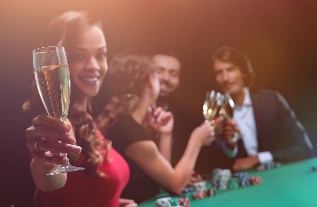 Mädchen trinkt Cocktail im Casino - Foto, Bild