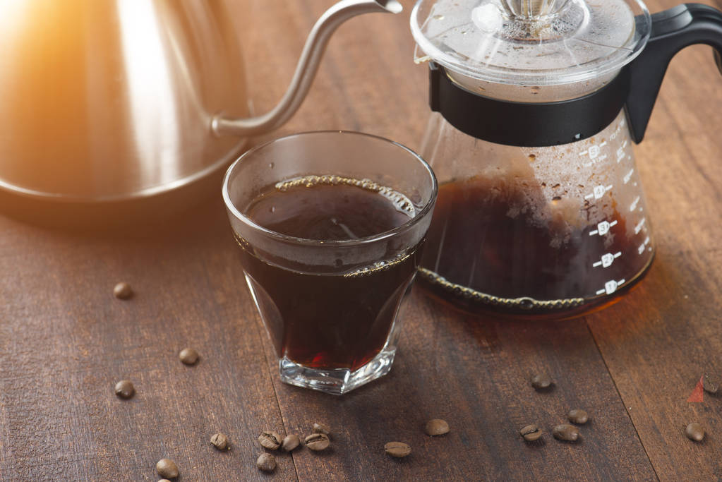 Kaffeekaraffe und tropfender Kaffee - Foto, Bild