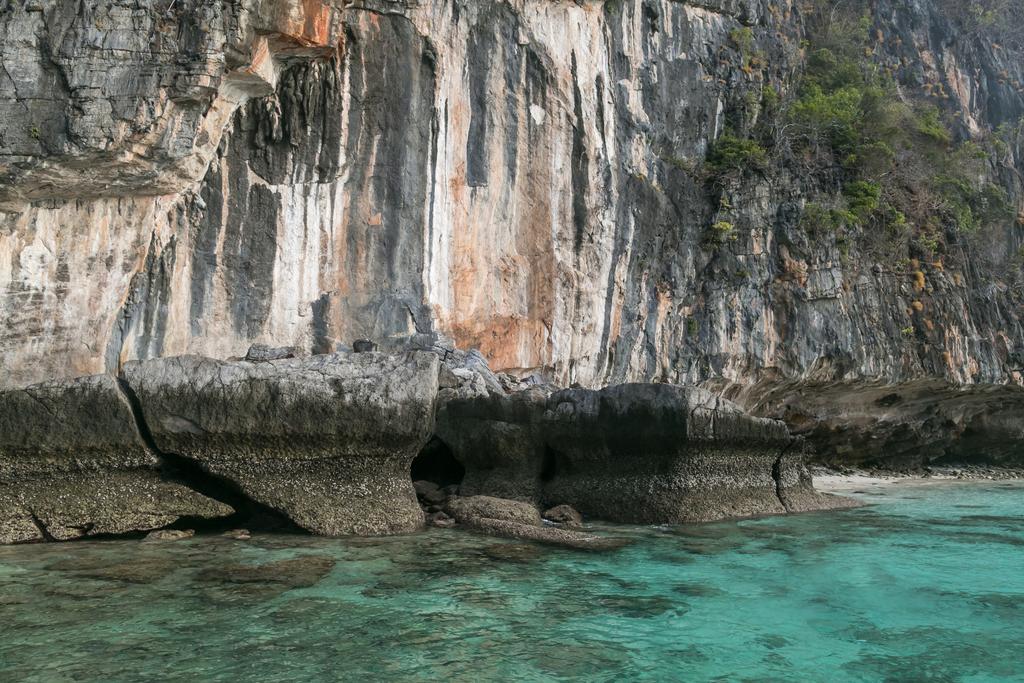 beautiful scenic view of rocky formations covered with plants and ocean, phi phi islands - Photo, Image