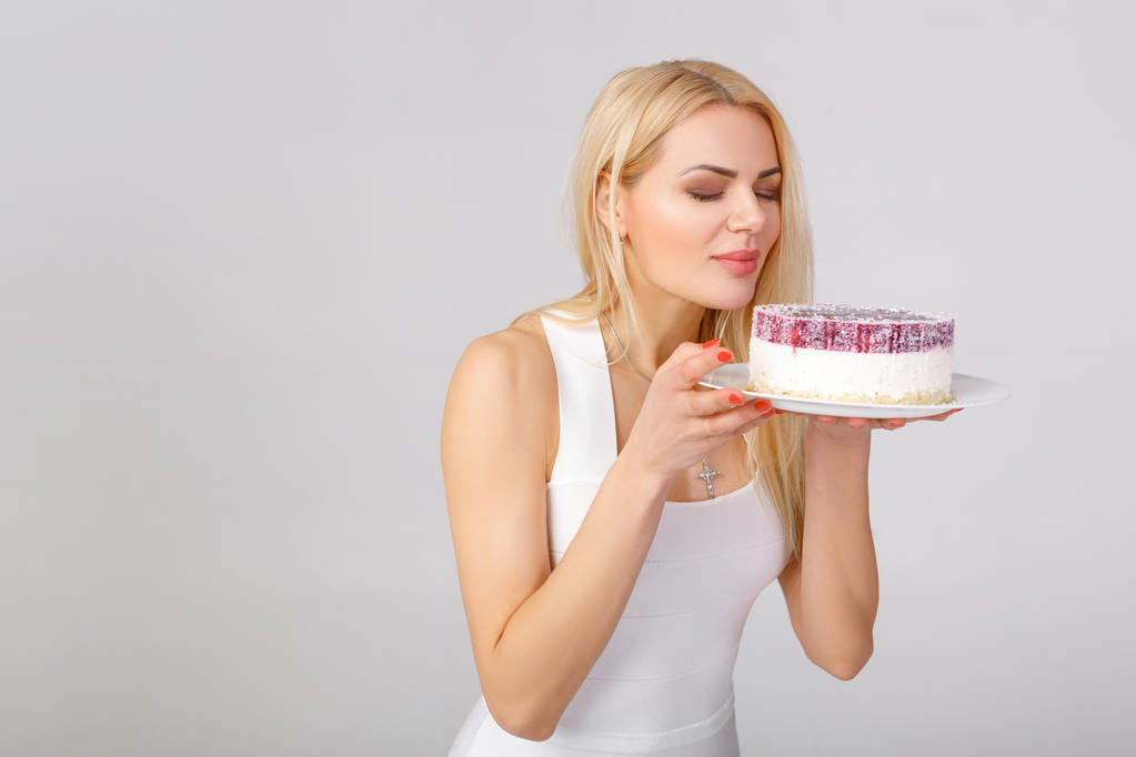 femme en robe blanche tenant gâteau
 - Photo, image