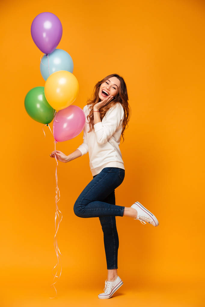 Emocionada joven sosteniendo globos
. - Foto, Imagen