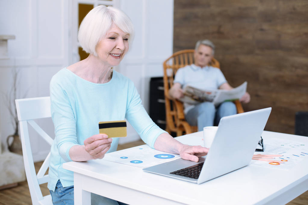 Progressive pensioner using her credit card - Photo, Image