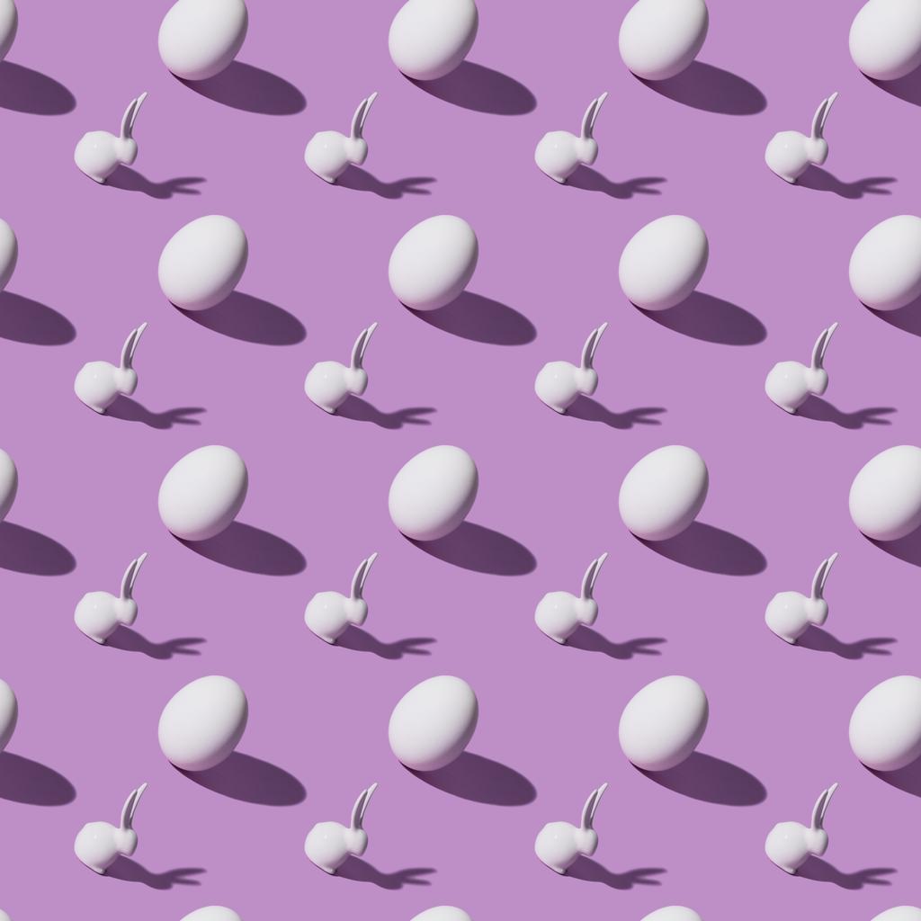 conjunto de ovos de galinha e coelhos de Páscoa em fundo roxo
 - Foto, Imagem