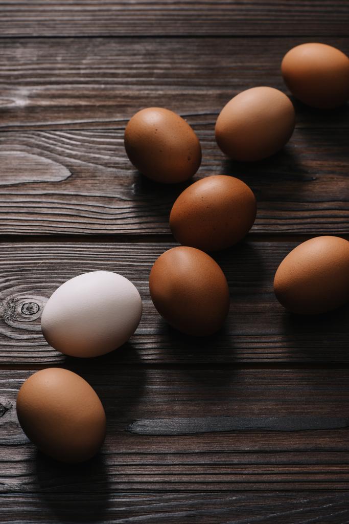 ovos de chiken na mesa marrom de madeira
 - Foto, Imagem